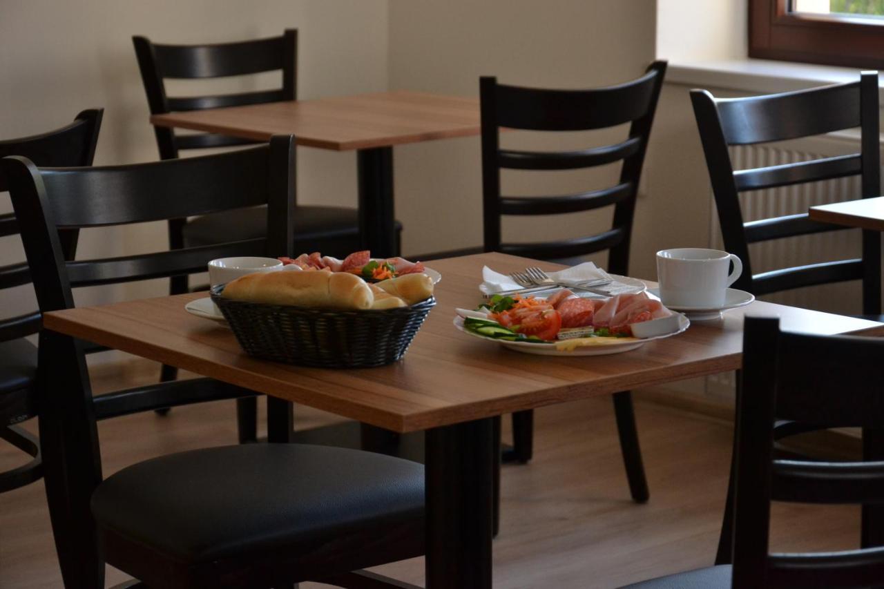 Hotel Decin Na Skrivance Bagian luar foto