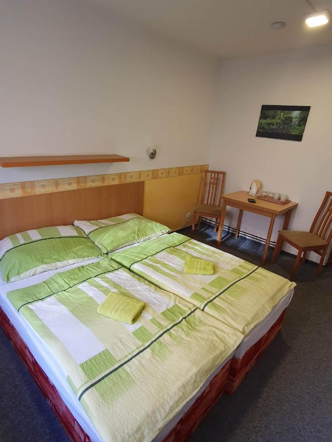 Hotel Decin Na Skrivance Bagian luar foto